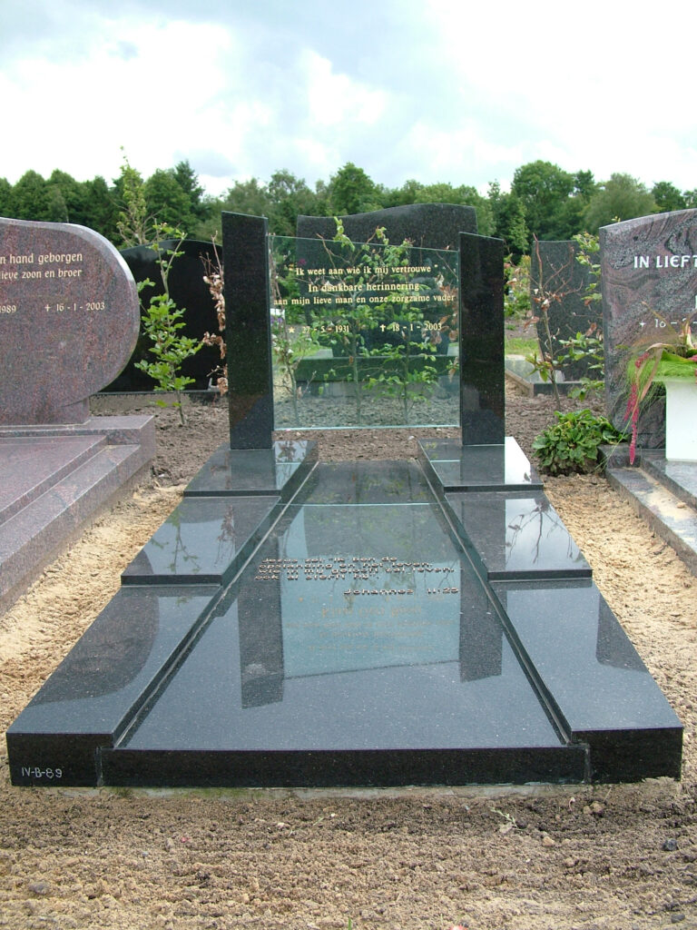 Zwarte granieten grafsteen met glas